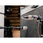 Universal Audio SD-3 dinaminis mikrofonas, pritvirtintas prie boom stovo, skirtas dideliam garso slėgiui (SPL), su kompaktišku dizainu ir prijungtu XLR kabeliu.