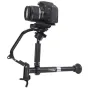 Varizoom Stealthy kameros stabilizatorius su uždėta DSLR kamera, demonstruojantis rankinio stabilizatoriaus režimą sklandžiam mobiliam filmavimui ir vlogams
