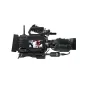Profesinė kino kamera Blackmagic Design URSA Cine 12K LF 100G su įjungtu ekranu, rodančiu ledo ritulio žaidimą, prijungta prie išorinio įrašytojo, su B4 objektyvo montu ir odiniu rankena