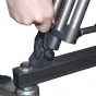 VariZoom VZD100 sunkiojo video dolio su užrakintu sukimu mechanizmu, skirtas saugiai kameros tvirtinimui ir sklandžiam filmavimui profesionalioje produkcijoje.