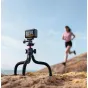 Ulanzi MT91 Cka oktaopusinis statyvas su lenkiamomis kojomis, padėtas ant smėlio, puikiai tinka išoriniams vlogging ir dinamiškam mobiliajam filmavimui.