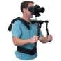 Varizoom VZSTINGRAY petiesių sistema su DSLR kamera rankiniame režime, su dvigubomis ergonomiškomis rankenomis ir svorio kompensuojančiu peties atrama stabiliam vaizdo filmavimui