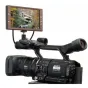 Varizoom VZTFT7 7 colų LCD vaizdo monitorius, pritvirtintas prie kameros, rodo peizažą su tiltu ir medžiais, su 16:9 formatu ir RCA jungtimi, idealus studijoms ir lauko filmavimui.