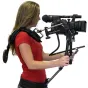 Varizoom VZZGRIG Zero Gravity Rig su užmontuota kamera, rodanti ergonomišką peties atramą ir sklandų pasvirimo mechanizmą profesionalioms DSLR ir vaizdo kameroms iki 15 svarų