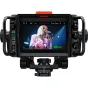Blackmagic Design URSA Cine Studio Viewfinder su 7 colių liečiamuoju ekranu, rodančiu gyvą vaizdą, su reguliuojamais šviesos, kontrasto ir peikingo nustatymais profesionaliam stebėjimui.