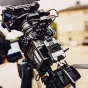 Vaxis STORM 3000 bevielio video perdavimo komplektas su 1TX ir 1RXV, montuotas ant profesionalios kameros, siūlo nulinę uždelstą 1080p60 SDI/HDMI perdavimą be kompresijos.