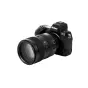 Viltrox AF 135mm F1.8 LAB objektyvas Nikon Z įrenginiams, šoninis vaizdas su fotoaparato korpusu, rodantis greitą diafragmą ir aukštos kokybės metalinę konstrukciją