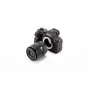 Sony Alpha 7 be veidrodinė kamera su Viltrox AF 55mm F1.8 Z objektyvu, skirtu portretų fotografijai, turinčiu greitą F1.8 atidarymą ir tylų STM autofokusavimą