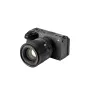 Viltrox AF 56mm f/1.2 E greitas atvėrimo objektyvas Sony E-mount kameroms, pasižymintis nuostabiu bokeh ir aštriomis detalėmis, prijungtas prie kameros šoniniu vaizdu.