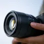 Viltrox AF 56mm f/1.2 E portretinis Sony E-mount objektyvas su ultra greitu atvėrimu ir premium metaliniu korpusu, akcentuojant fokuso žiedą ir priekinio elemento detales