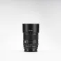 Viltrox AF 85mm f/2.0 FE pilno kadro Sony E-mount objektyvas su pritvirtinta objektyvo galva, rodomas priekio pusė ir diafragmos žiedo detalės