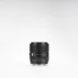 Viltrox AF 85mm f/2.0 FE objektyvas Sony E-mount kameroms su juodu korpusu, fokusavimo žiedu ir diafragmos skalė, modelio pavadinimas aiškiai matomas ant objektyvo korpuso.