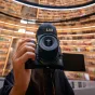 Viltrox AF 9mm F2.8 Air ultraplatus objektyvas, pritvirtintas prie DSLR kameros, idealiai tinka kraštovaizdžių ir gatvės fotografijai, puikiai tinka kelionių vlogams.