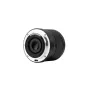 Viltrox AF 9mm F2.8 Air ultraplotis objektyvas šoninis vaizdas su pritvirtintu skydeliu, pabrėžiantis kompaktišką dizainą ir 13,5 mm pilnakadriniu ekvivalentiniu fokuso atstumu