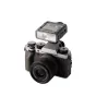 Fujifilm X-T5 fotoaparatas su Viltrox Spark Z3-F žalios TTL blykstės įrenginiu, montuotu ant karšto bėgio, rodančiu kompaktišką dizainą ir permatomą kondensatoriaus langelį