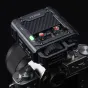 Viltrox Spark Z3-S pilkos TTL blykstė su matomu kondensatorių ekranu, prijungta prie Sony kameros, priekis su energijos indikatoriumi ir valdymo mygtukais