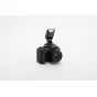 Canon EOS R10 skaitmeninis veidrodinis fotoaparatas su montuojamu Viltrox Vintage Z2-C blykste, šoninis vaizdas su įjungta blykste fotografijai