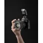 Nikon DSLR kamera su Viltrox Vintage Z2-N kompaktiu blykste, montuojama ant karštos batų, įjungta studijiniam apšvietimui demonstruoti