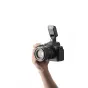 Sony Alpha fotoaparatas su kompaktiška Viltrox Vintage Z2-S blykste ant viršaus, tinkamas nešiojamai studijinei fotografijai