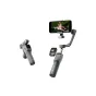 DJI Osmo Mobile 8P profesionalus komplektas su daugiafunkciniu moduliu, telefonu sekantis teniso žaidėją ir išsikišamu stiebu, idealiai tinka dinamiškam filmavimui.