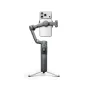 DJI Osmo Mobile 8P stabilizatorius su daugiafunkciniu moduliu 2 ir montuotas su telefonu, turintis tobulintą sekimo funkciją ir ištiestomis trikojų kojomis kūrybiniams žemiems filmavimams