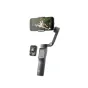 DJI Osmo Mobile 8P Creator Combo su įmontuotu telefonu, demonstruojantis aktyvų sekimą ir nuotolinio valdymo naudojimą profesionaliam vaizdo kūrimui ir socialiniams tinklams.