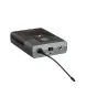 Sennheiser SK-XSW-A bežiedinis UHF korpuso siųstuvas su antena, matomas 3.5 mm užrakintasis įvesties jungtis, energijos indikatorius ir LCD ekranas, skirtas patikimam be laidų garso perdavimui 548–572 MHz dažnių juostoje