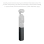 SmallRig baterijos blokas tvirtai prijungtas prie DJI Osmo Pocket 3/4 kameros, užtikrinantis ilgesnį darbo laiką ir vienu metu įkrovimą, su USB-C išvestimi gale.