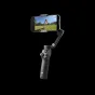 DJI Osmo Mobile 8 stabilizatorius su telefonu veikloje, rodantis 360° sukimąsi ir išmanųjį sekimą stabiliam vaizdo filmavimui lauke