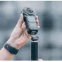 Falcam F22 panoraminės kameros greitas tvirtinimo komplektas juodos spalvos, pritvirtintas prie juodos selfi lazdelės, su saugia F22 greito tvirtinimo sistema 360° ir veiksmo kameroms.