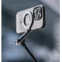 Falcam F22 dvigubo galvos greito išėmimo plokštė su prijungtu išmaniuoju telefonu, rodanti dvi F22 greito išėmimo sąsajas ir 1/4-20 sriegio suderinamumą profesionalioms kamerų konstrukcijoms.