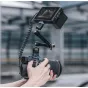 Falcam F22 NATO suderinamas aliuminio siūlės adapteris su 1/4-20 ir M5 siūlėmis, skirtas kamerų įrenginiams tvirtinti, pavaizduotas profesionalioje DSLR kameros su išoriniu monitoriumi sistemoje.