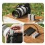 Falcam TagBatt LP-E6 2600mAh USB-C talpinama baterija su Apple Find My sekimo funkcija, įdėta į Canon DSLR kameros baterijos slotą ir prijungta prie nešiojamojo įkroviklio tiesioginei įkrovai