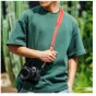 Falcam Maglink Quick Magnetic Buckle petiesė Classic V2 raudona su fotoaparatu, turinti greitai atlenkamo magnetinio karabino ir Dyneema siūlo galą, patogiai pritaikoma nešioti per petį arba ant kaklo.