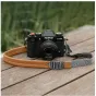 Fujifilm X-T60 fotoaparatas su Falcam Maglink Quick Magnetic Buckle Shoulder Strap Lite V2 pilkos spalvos, turintis greitą magnetinę užraktą ir reguliuojamą ilgio sistemą, patogią įvairioms nešimo galimybėms.