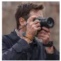 Falcam Maglink Quick Magnetic Buckle Wrist Strap V2 pilkos spalvos, tvirtai pritvirtintas prie DSLR fotoaparato ir nešamas kaip stilingas apyrankė ant rankos.