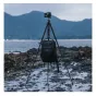 FALCAM TreeRoot greito užrakto kelionių statyvas, įrengtas akmeningoje pakrantėje su DSLR kamera, turintis anglies pluošto kojas ir gumines kojas stabilumui sudėtingomis sąlygomis.