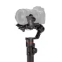 Manfrotto Follow Focus gimbalui su daugiufunkcine rankena, pritvirtintas prie Canon objektyvo ant MVG gimbal sistemos, matoma USB-C jungtis