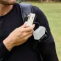 SmallRig 2x akumuliatorių ir įkroviklio rinkinys (rudas) su įkrovimo dėklu, USB-C prievadu ir akumuliatoriaus indikatoriumi, skirtas nešiojamoms energijos sprendimams.