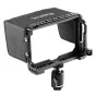 SmallRig 5 colių monitoriaus dėklas su saulės skydeliu ir HDMI spaustuku prie Blackmagic Video Assist 1981 – šoninis aliuminio rėmo vaizdas su srieginėmis montavimo vietomis