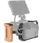 SmallRig kameros kėdė su medine šonine rankena ir HDMI/USB-C kabelio užtvirtinimo sagaiste Canon EOS R5/R6, priekinis kairysis kampinis vaizdas