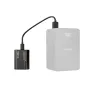 SmallRig USB-C baterija Sony NP-FZ100 talpinė 2600 mAh, pilnai užkrauta iki 100%, prijungta prie USB-A įkrovimo adapterio greitam krovimui.