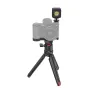 SmallRig vlogeriams skirtas įrangos komplektas su Sony ZV-E10: mini LED šviestuvas, trikojis su skysčiu galva ir šviesos adapteris, skirtas profesionaliam vaizdo įrašymui ir vlogams.