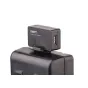 SWIT S-7111 D-tap į USB adapteris, prijungtas prie kameros akumuliatoriaus, su USB prievadu ir ventiliacijos skyriumi, aiškiai matomas prekės ženklas.