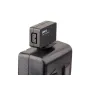 Swit S-7111 D-tap į USB konvertorius su 5V/1.5A išvestimi, pritvirtintas prie baterijos, turintis D-tap ir USB išvestis.