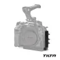 Tilta HDMI ir USB-C kabelių sagalvė juoda spalva, tvirtai pritvirtinta prie Nikon Z8 pilno metalo rėmo, saugiai užfiksuojanti kabelius