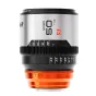 Blazar Apex 50mm T1.8 1.33X autofokuso anamorfinis objektyvas L prijungimui su sidabriniu ir juodu korpusu, oranžine priekine žiedu ir detalizuotais fokuso bei diafragmos žymėjimais.