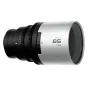 Blazar Remus-M 85mm T1.8 1.5X pilnakadrė anamorfinė objektyvas Sony E prijungimui su sidabriniu korpusu, juodais fokusavimo ir diafragmos žiedais bei dideliu priekinio elemento su 77mm filtru.