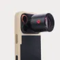 Moment SuperTele 240mm T-Series teleobjektyvas, pritvirtintas prie išmaniojo telefono, demonstruoja savo elegantišką juodą dizainą ir CNC apdirbtą aliuminio konstrukciją, su matomu prekės ženklu 'Moment' ant objektyvo tvirtinimo