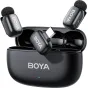 Boya mini 2-02 bevielio mikrofonų komplektas su atidarytu įkrovimo dėklu, rodančiu du USB-C siųstuvus ir įmontuotą imtuvą
